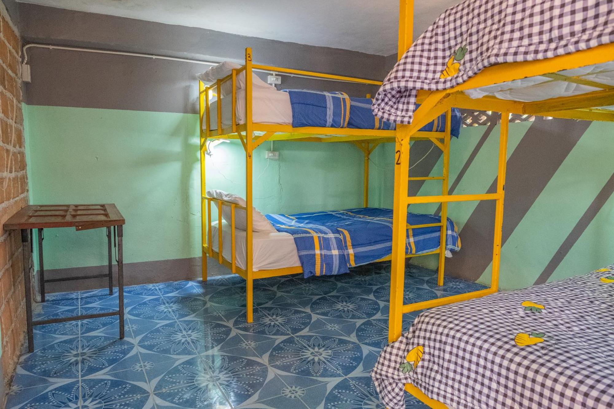 Happy House Backpackers Albergue Pai Habitación foto